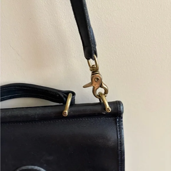 Vintage Coach 9927 Willis Bag, Black Leather Crossbody Bag with Gold Hardware - Picture 4 of 16